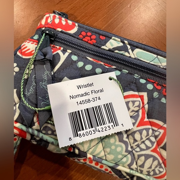 NWT Vera Bradley Quilted Fabric Wristlet - Nomadic Floral - Picture 2 of 6